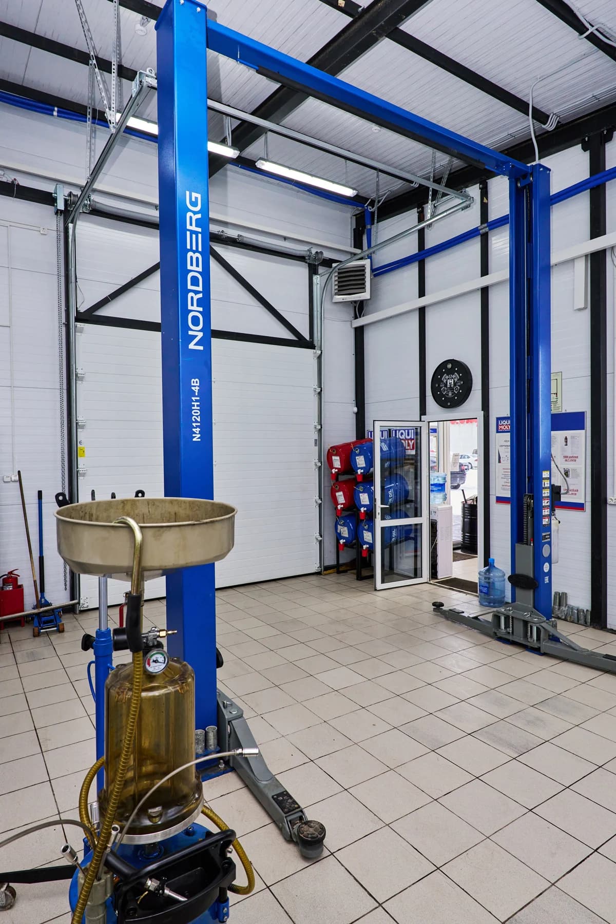 Установка для сбора масла Nordberg 2379B — пневматическая, 65 л, синяя, с осмотровой колбой