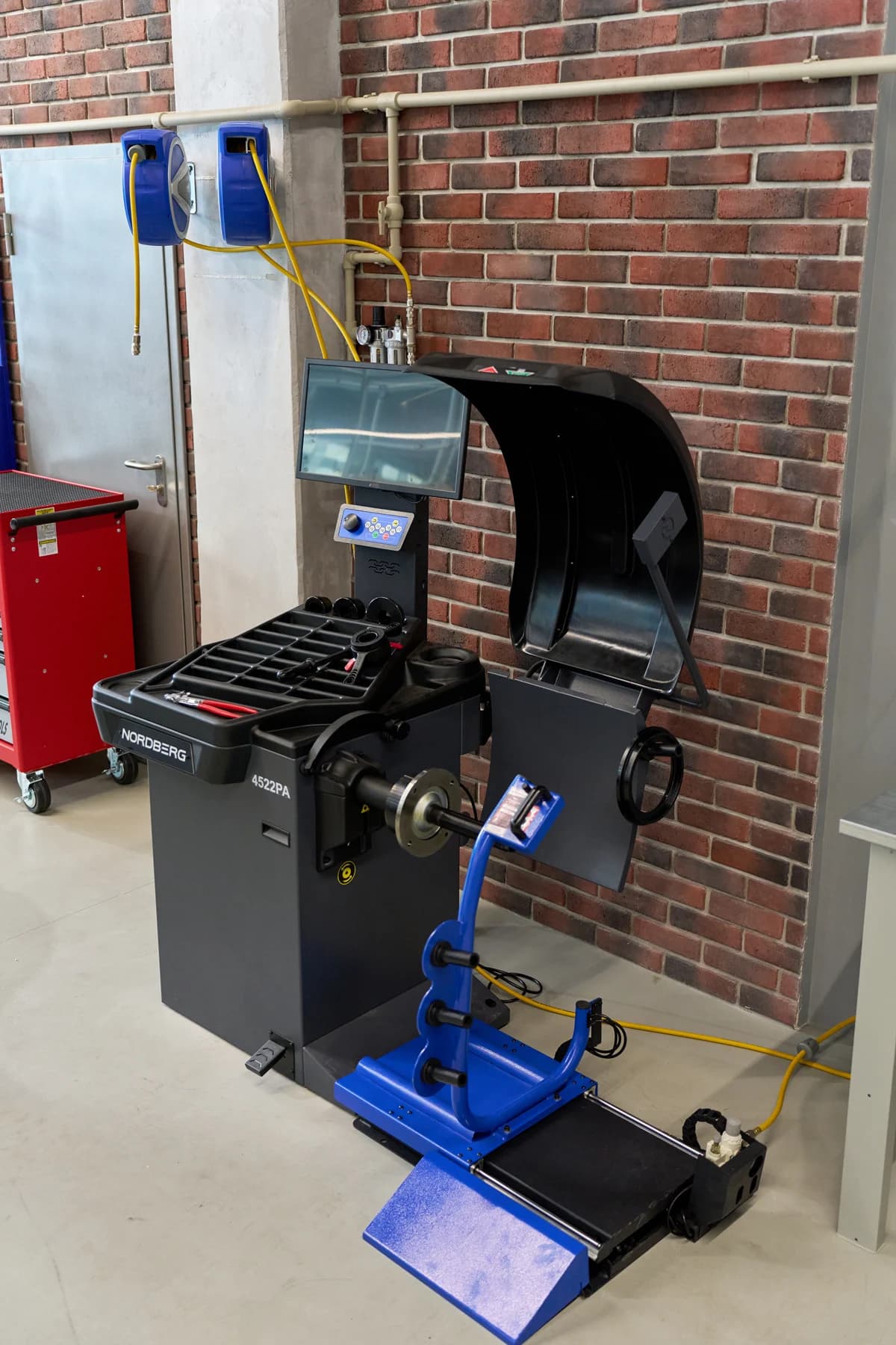 NORDBERG 4522PA — установка самоклеящегося груза на литой диск