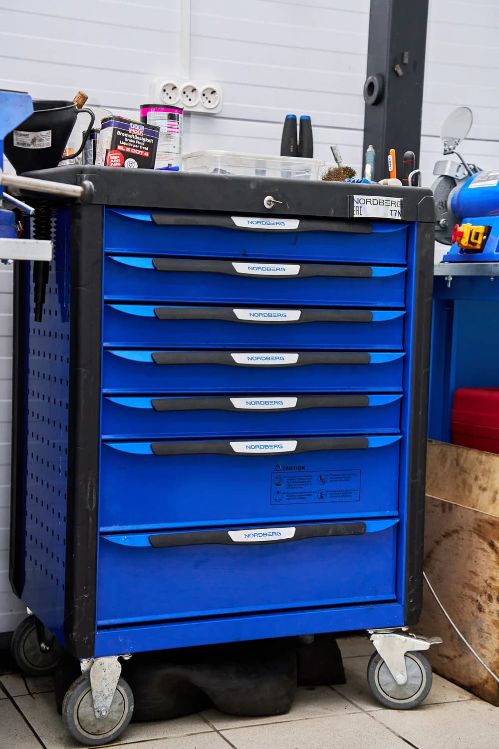 Тележка NORDBERG T6N — 6 ящиков нагрузка 350 кг замок в каждом ящике синяя 800×470×980 мм
