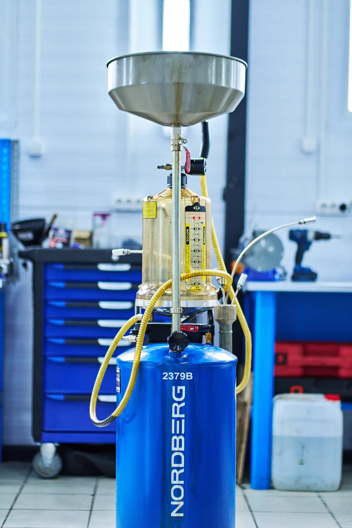 Установка для сбора масла Nordberg 2379B — пневматическая, 65 л, синяя, с осмотровой колбой