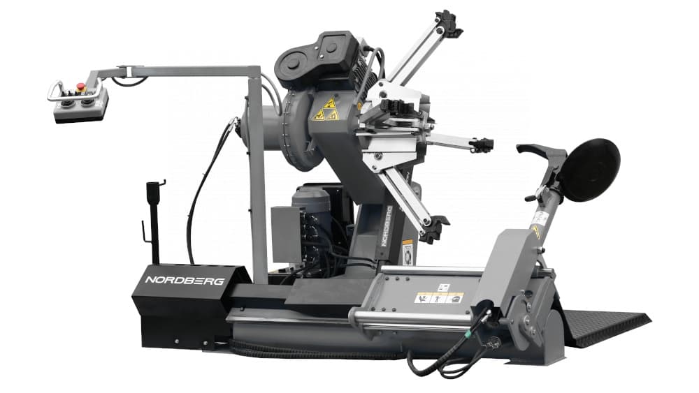 Грузовой шиномонтажный станок NORDBERG 46TRK42 — общий вид с пультом на штанге